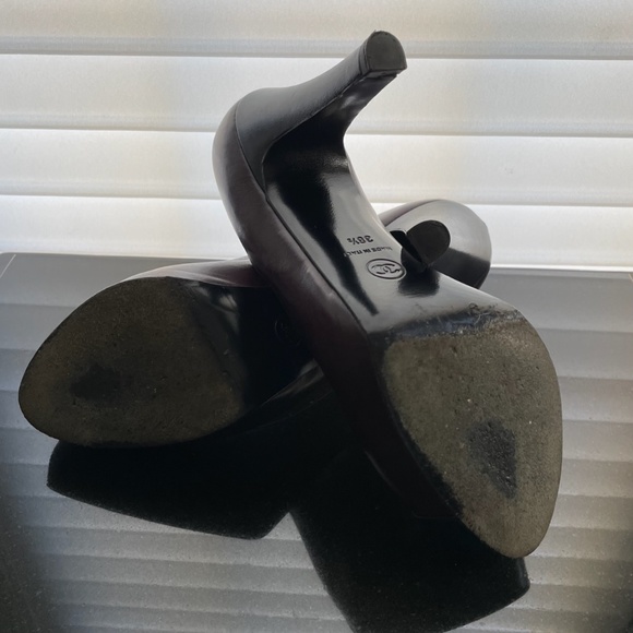 REDUCED Authentic ✨  CHANEL  pumps in aubergine w cap toe logo.  Size 38.5 - Picture 13 of 15